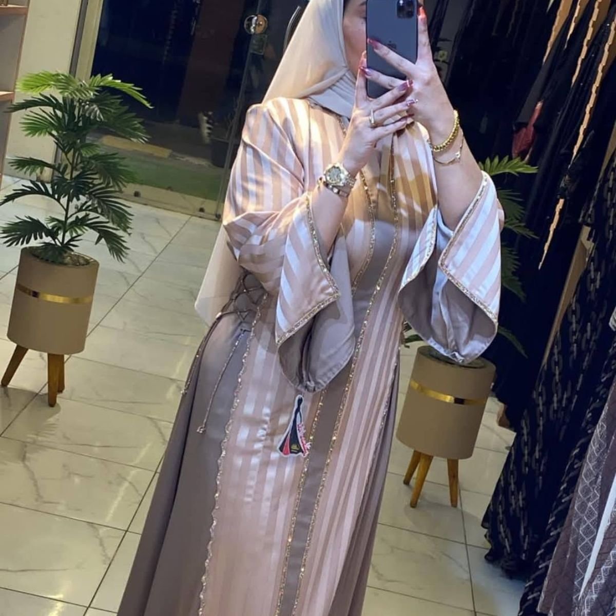 AB108-عباية ستان مخملي برونزي لامع بأكمام واسعة - الصورة 2