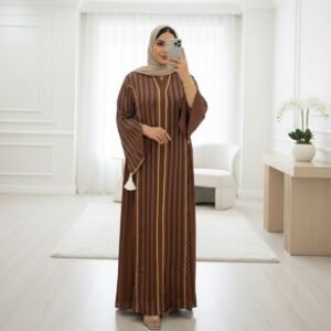 AB118 عباية ستان مخملي بني لامع بأكمام واسعة