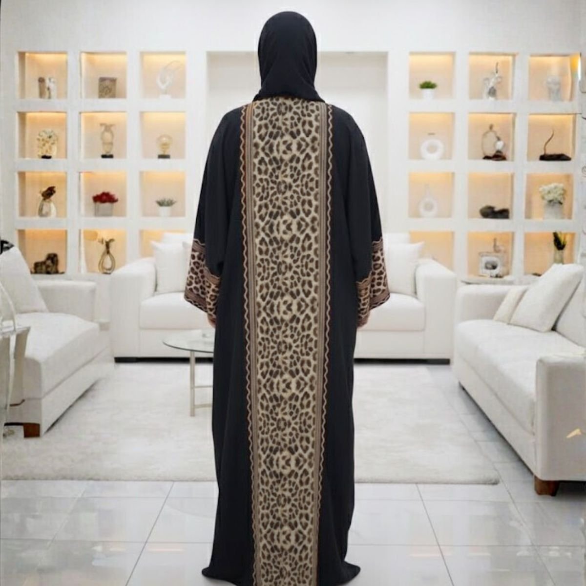 AB120 عباية ستان مخملي أسود بنقشة النمر - الصورة 4