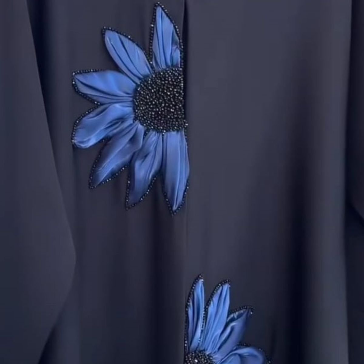 عباية كريب خليجي بتطريز ورد ثلاثي الأبعاد AB119 - الصورة 4